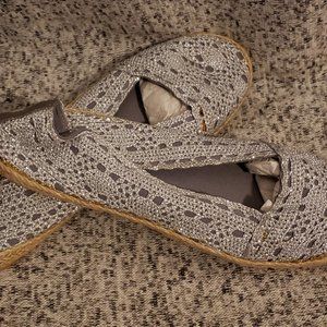 METALLIC CROCHET FLATS